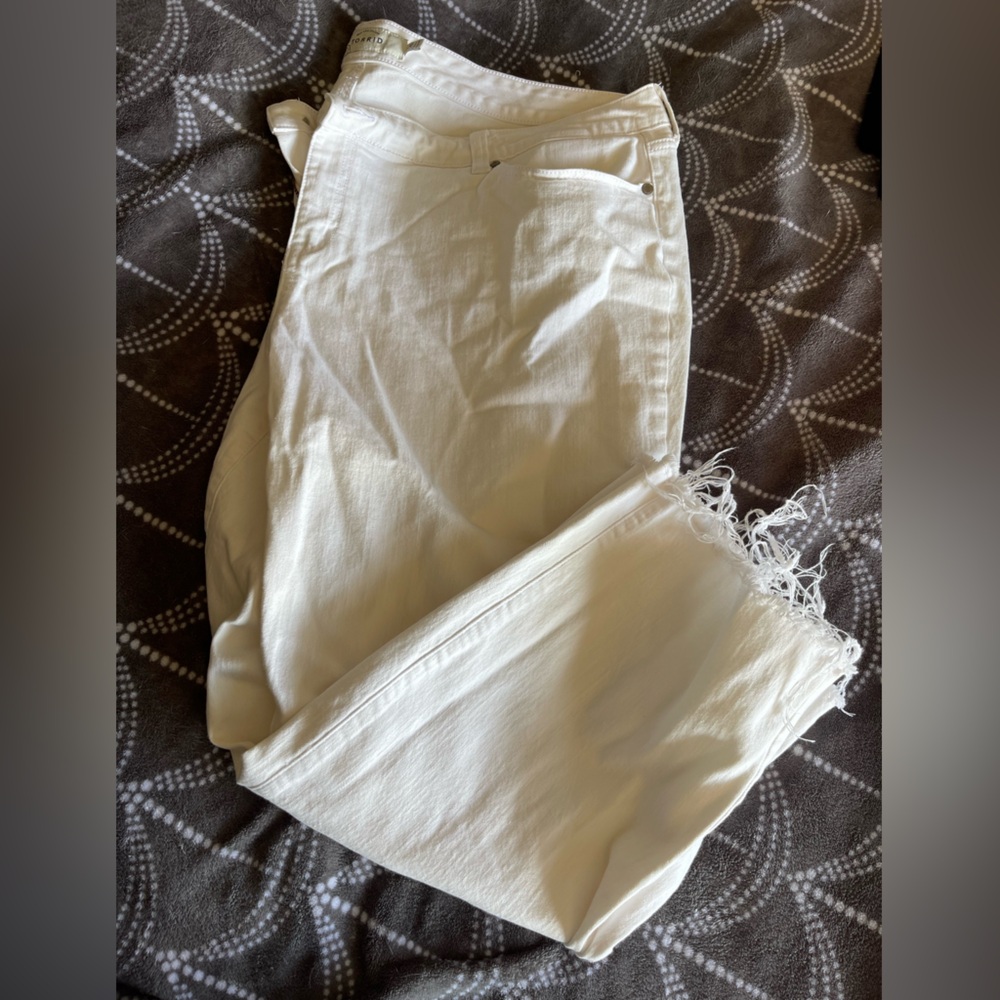 Torrid White Frayed Hem Cropped Jeans